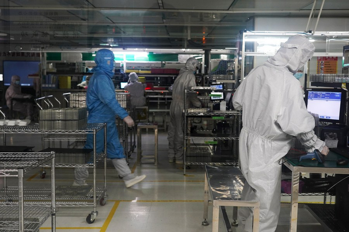 在赣州市同兴达电子科技有限公司，工人在生产电子元件。新华社记者 万象摄