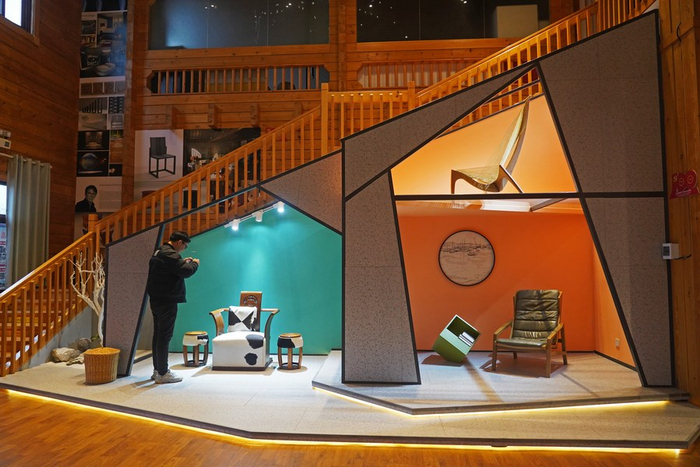 在赣州市南康家居小镇，客户参观家具展品。新华社记者 万象摄