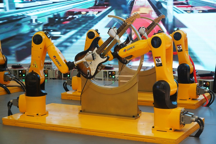 在赣州市格力小镇，机器人乐队演奏音乐。新华社记者 万象摄
