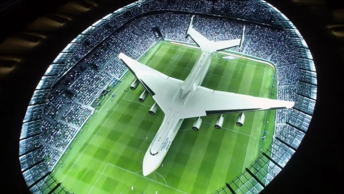 ▲《工程大奇迹》纪录片截图，模拟将安-225放进足球场中。来源：bilibili