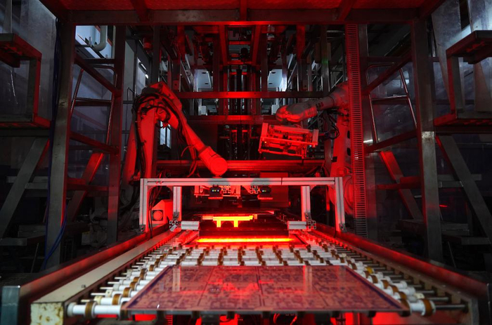 　　江西志浩电子科技有限公司生产线。新华社记者 万象摄