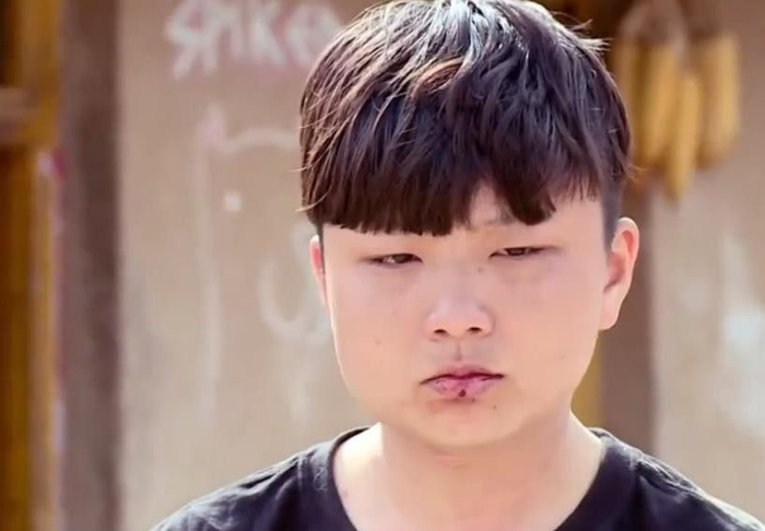 开头这一幕的起因是,另一个城市男孩杨奥的母亲来看他,杨奥却不停地对