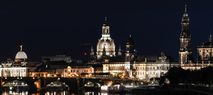 德国德累斯顿的艺术学院（左）与圣母教堂（右）夜景。图片来源：新华社