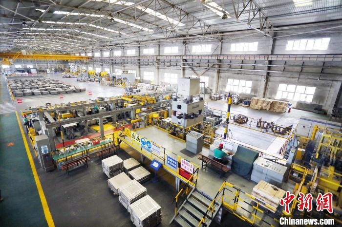 资料图：某企业智慧车间内，机器人正按照既定程序工作。 高展 摄