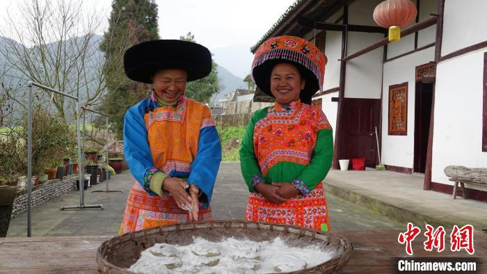 制作软萩粑。　 罗盼 摄