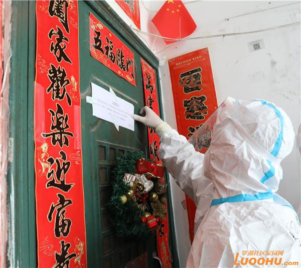 四个“大白”敲门?别害怕,他们只是在……__财经头条