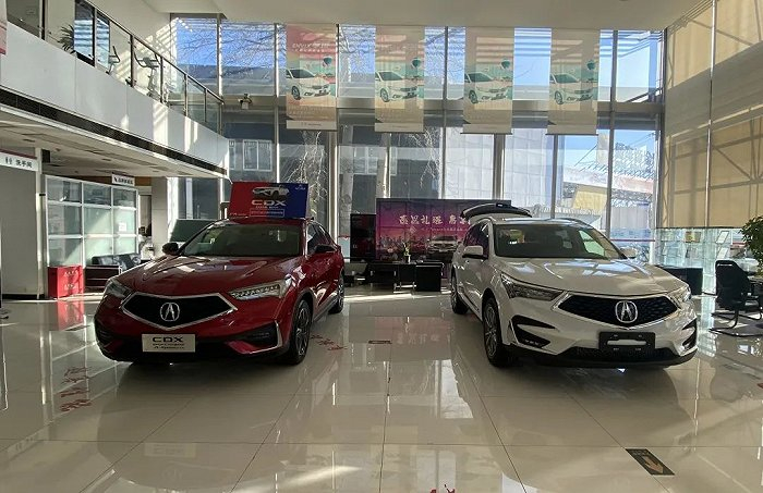 北京金港东风本田4S店内的两款讴歌车型 | 车市物语 摄