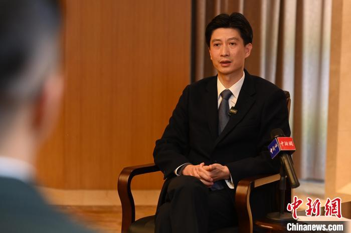 广东省汕头市委书记温湛滨日前接受中新社独家专访。中新社记者  陈楚红摄