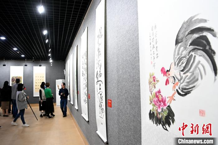 此次展出的作品有山水、花鸟、人物、书画等。　张金川 摄