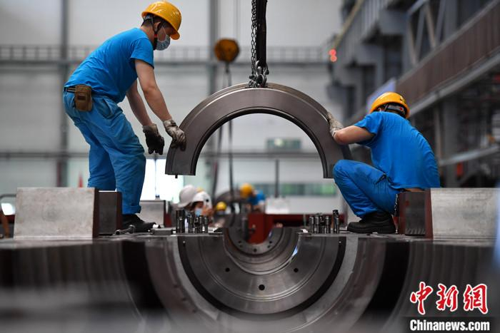 　资料图：工厂内忙碌的工人。 中新社记者 张浪 摄