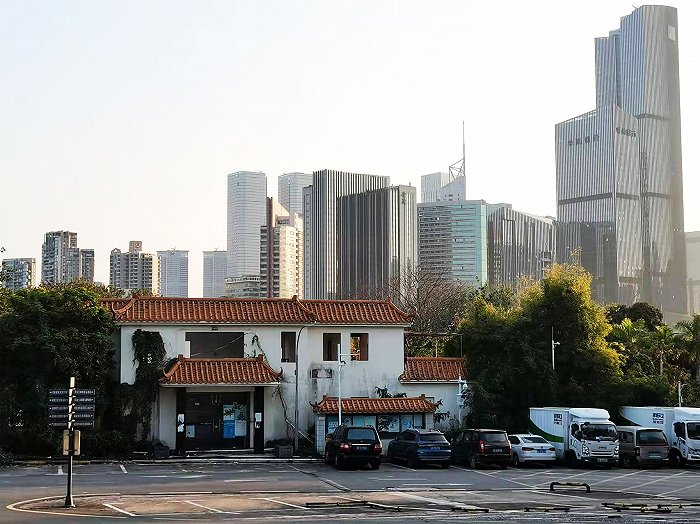 度假村不远处是高耸的写字楼  图片来源： 界面楼市