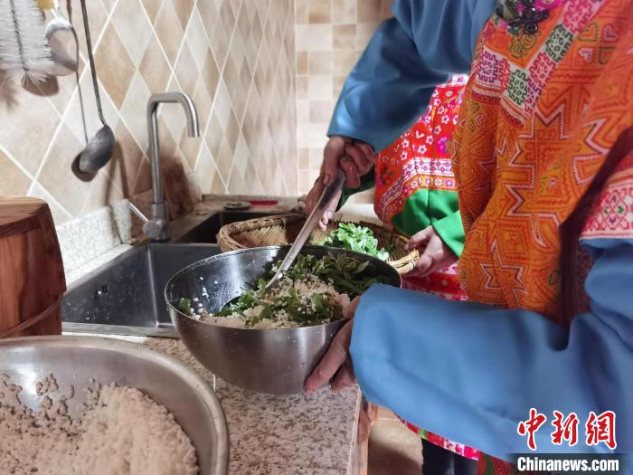 搅拌馅料。　蔡琳 摄