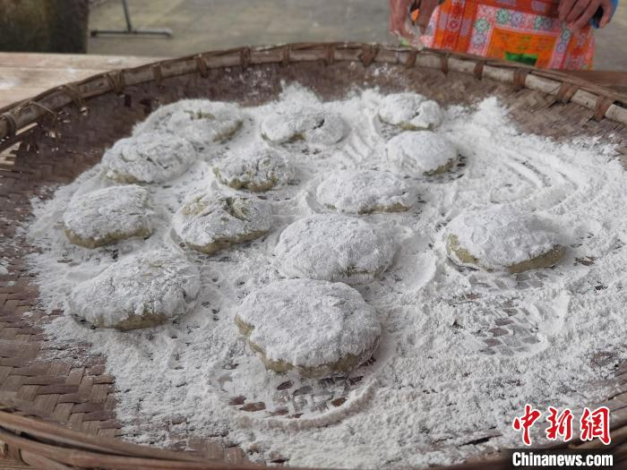做好的软萩粑。　蔡琳 摄