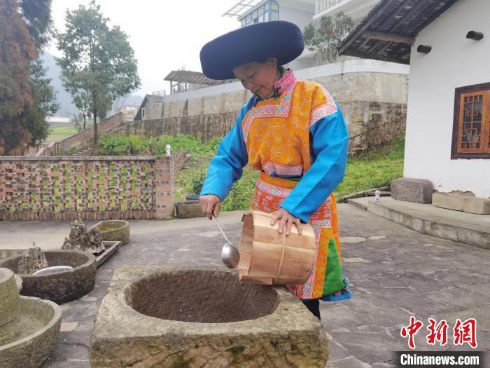 制作软萩粑。　蔡琳 摄