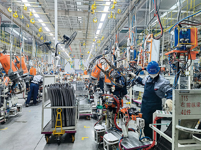 2022年2月9日，工人在振宜汽车生产线上工作   陈诺 摄/《瞭望》新闻周刊