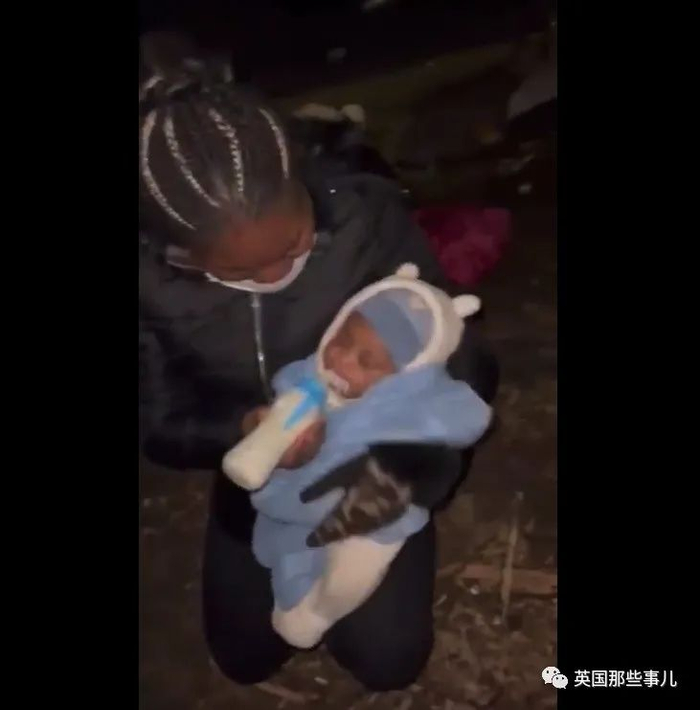 （夜晚等待时，有抱着小婴儿的黑人母亲）