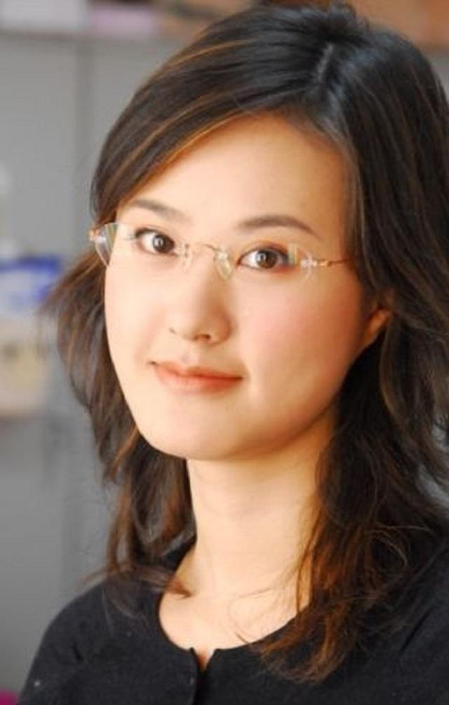 央视主持秦方:播音18年,40岁仍单身,婚姻大事不发愁