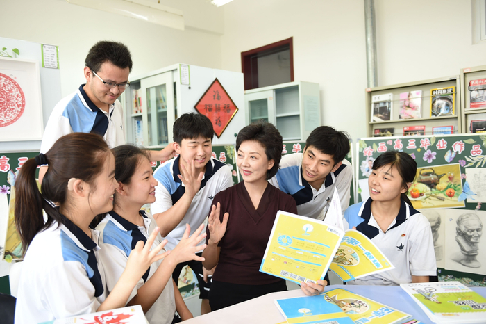 周晔与学生交流。受访者供图