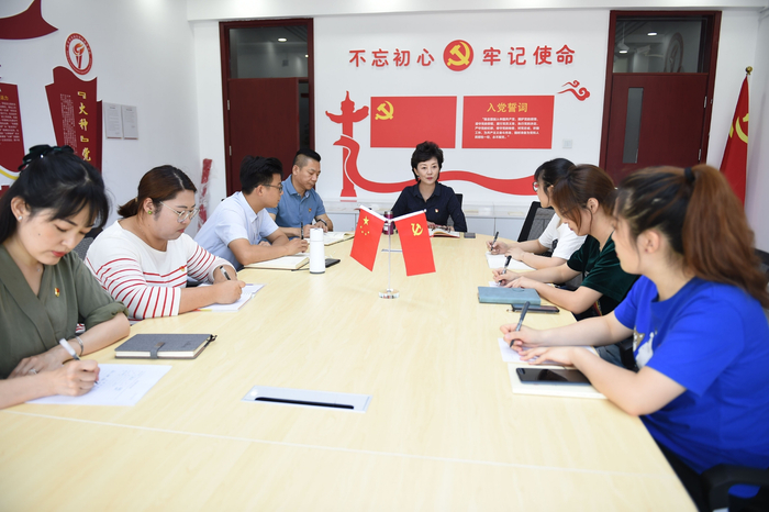 周晔主持针对特殊教育的研讨会。受访者供图