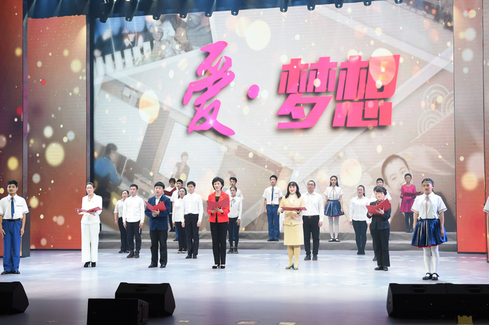 周晔与其学生以“爱·梦想”为主题开展活动。受访者供图
