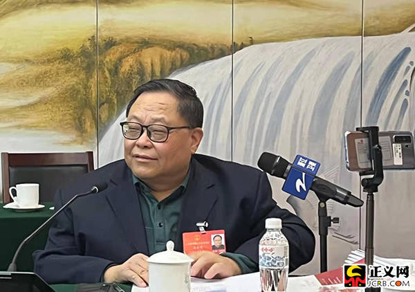 　　全国人大常委会委员、中国残联副主席吕世明