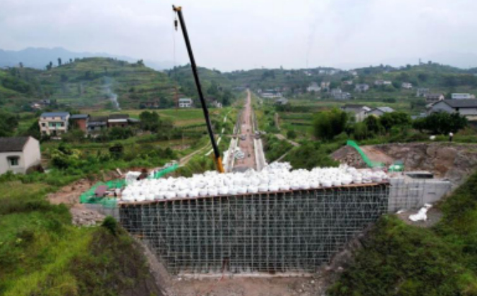 关坝铁路专用线王家湾跨线桥施工现场