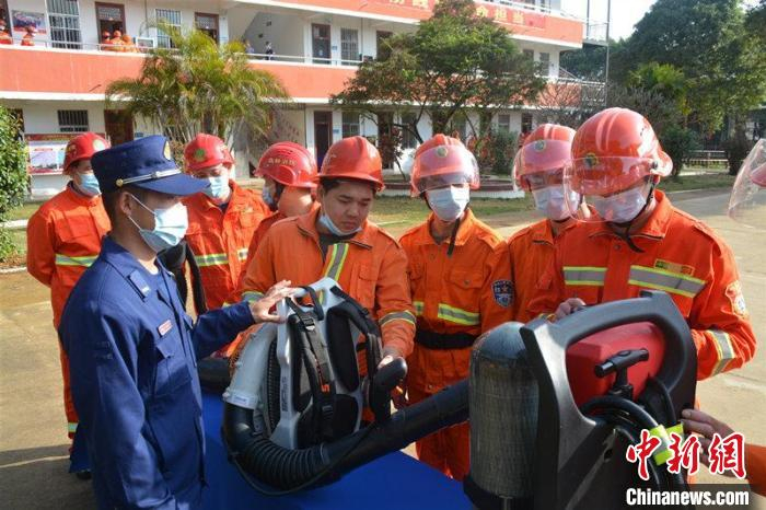 图为参观灭火主战装备 周大川 摄