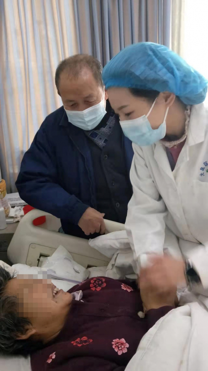 ▲吴娟医生及陈香护士去感染科看望患者