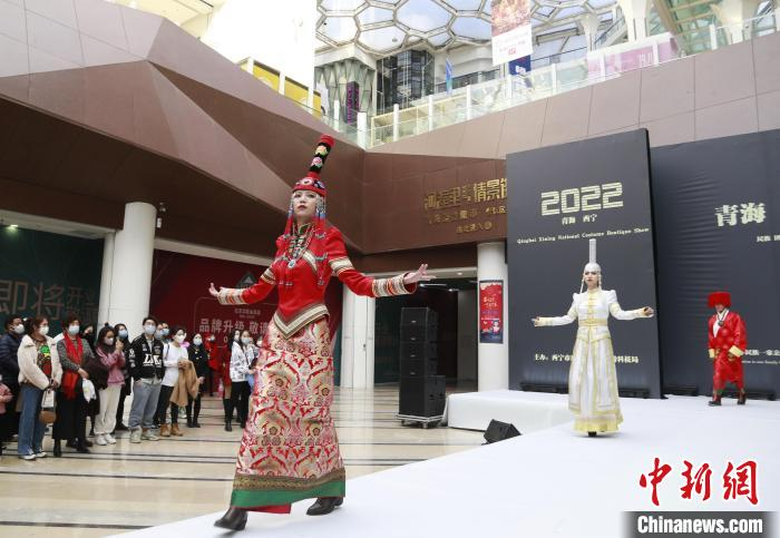 图为模特身穿民族服饰进行走秀。　马铭言 摄