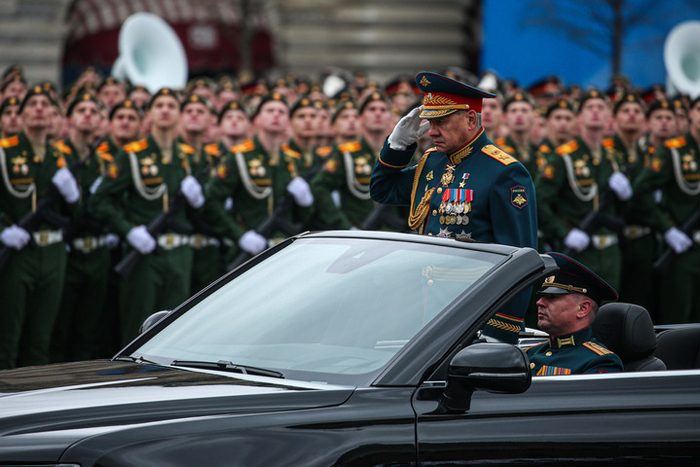 ▲2021年5月9日，在俄罗斯莫斯科举行的胜利日阅兵式上，俄国防部长绍伊古检阅部队。新华社发（叶甫盖尼·西尼岑摄）
