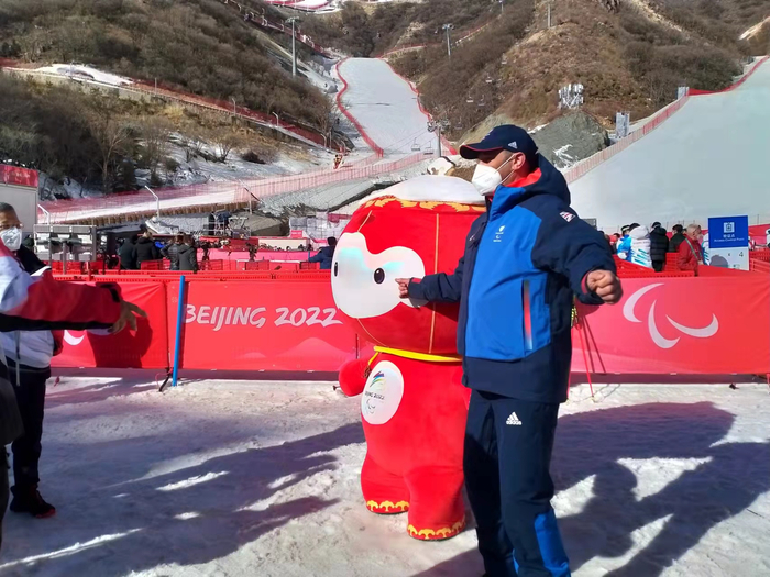 图为国外友人和雪容融舞蹈。刘星晨摄