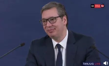 武契奇向公众发表讲话 视频截图