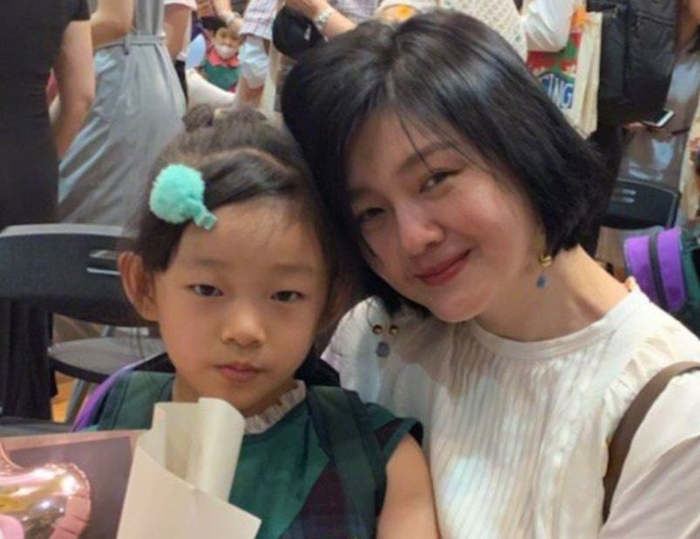 汪希玥已经8岁了,新爸爸抵达台北即将带走妈妈,以后谁照顾她?