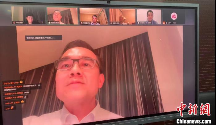 互动交流环节，全国政协委员何润生解答学生问题。　记者 邓力垚 摄