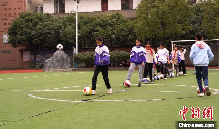 图为凤阳小学女子足球队在训练。　陈玉霞 摄