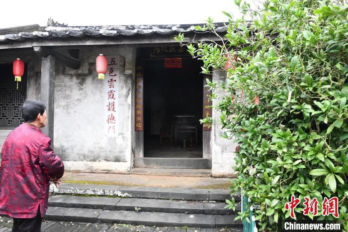 图为张岳崧直系第七代后裔张党权介绍张岳崧故居。　凌楠 摄