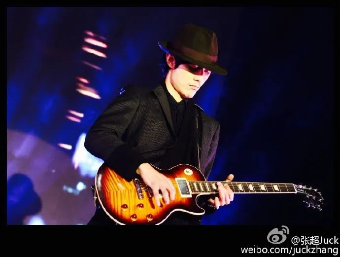 张超2015年的一则微博，配图文字为：“那一刻。我和我的吉他闪着光。”