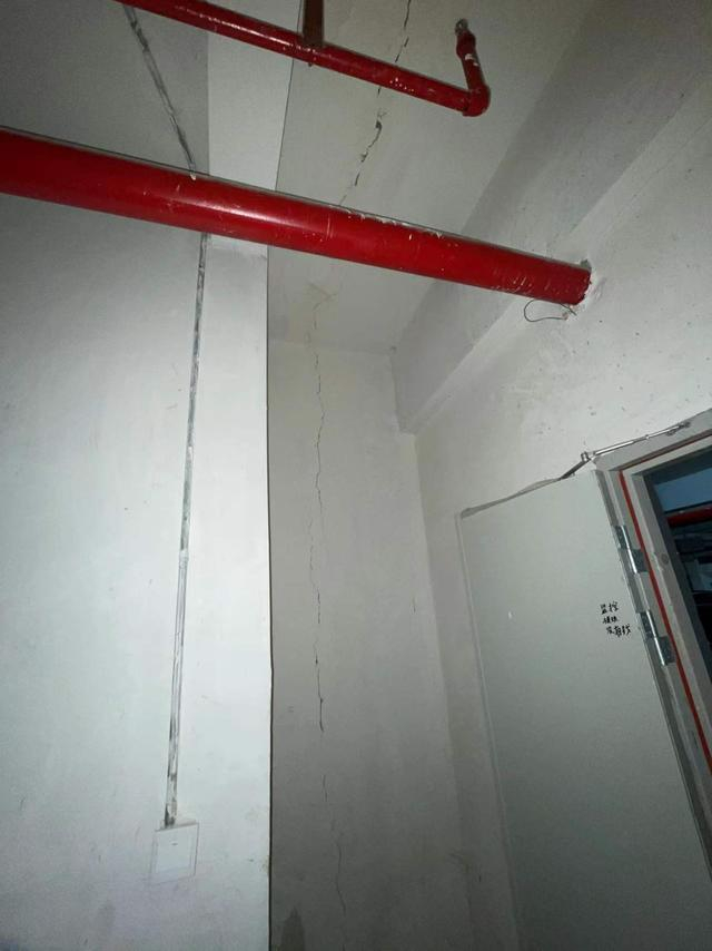 通道墙面有明显裂缝