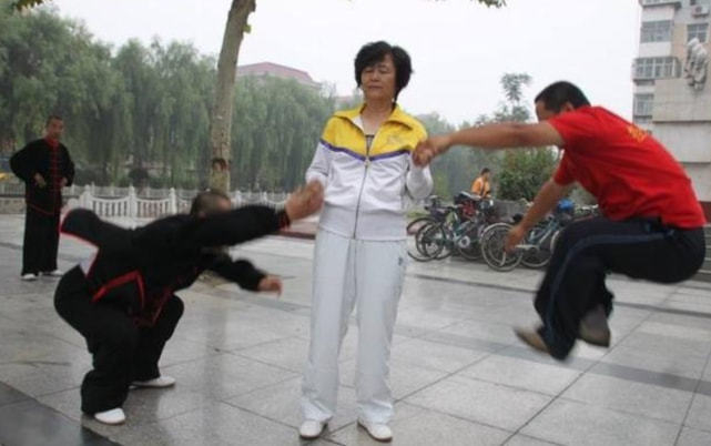 "电母"闫芳:耍无赖拜师,太极神功"一碰就飞",称对不起师父|太极|闫芳