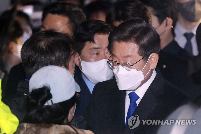 10日，在首尔市汝矣岛，李在明悲壮走入共同民主党中央党部。 韩联社