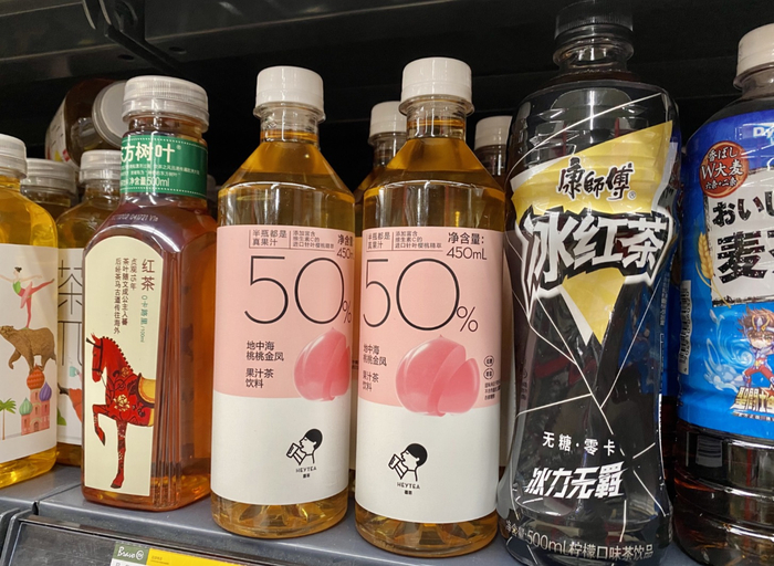 　　永辉超市货架上的低糖茶饮。（图片拍摄：赵晓娟）