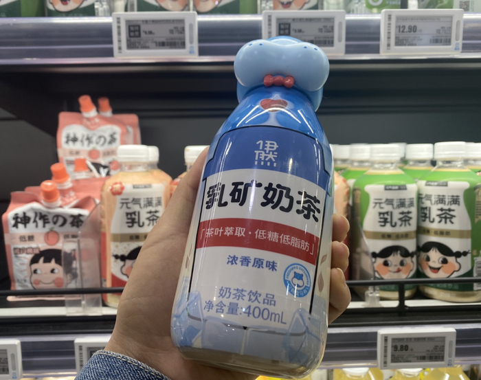 伊然与盒马联名的乳矿奶茶。（图片拍摄：赵晓娟）
