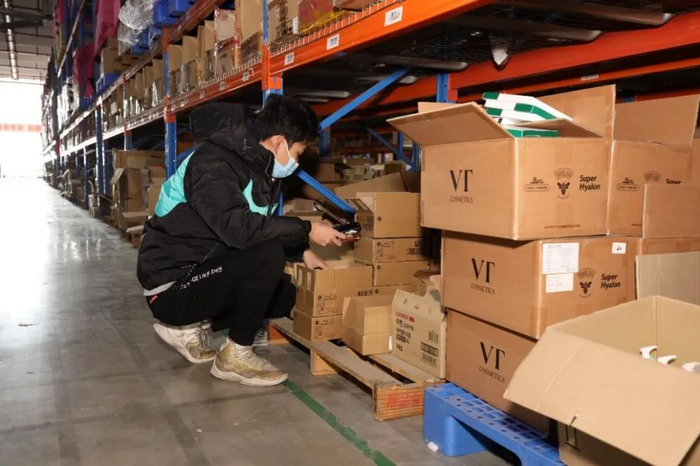 唯品会工作人员对商品进行检查