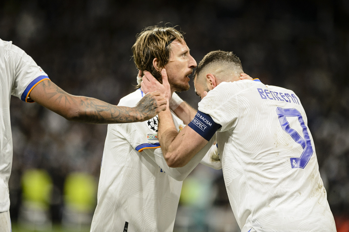 本泽马和莫德里奇庆祝进球。