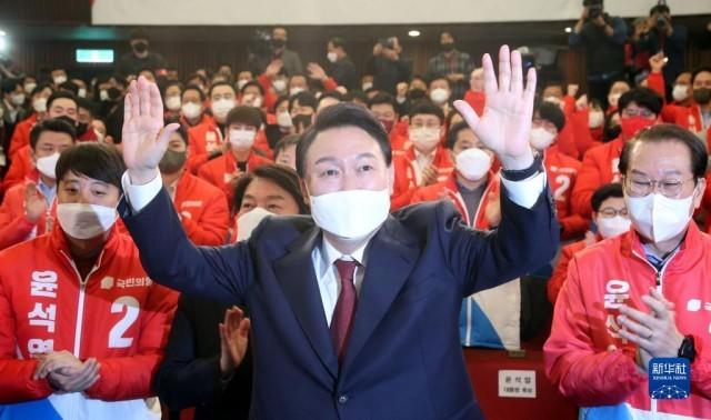 3月10日，在韩国首尔，国民力量党候选人尹锡悦（前）在总统选举中获胜后挥手致意 新华社