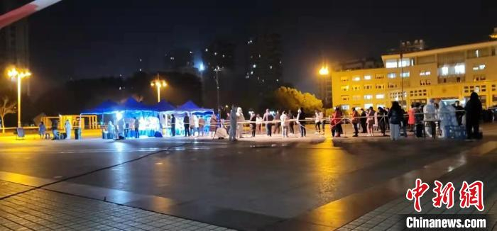 民众在核酸采样点有序排队。　余杭二院供图