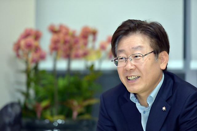 李在明任城南市长时期 来源：《韩民族日报》