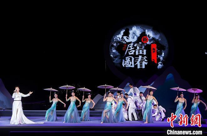 桐庐富春江畔重现音舞诗画《忆江南》。　桐庐宣传部 供图