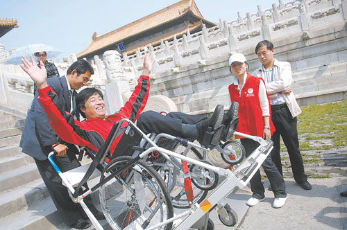 2008年，北京无障碍设施越来越完善，残疾人畅游故宫。
