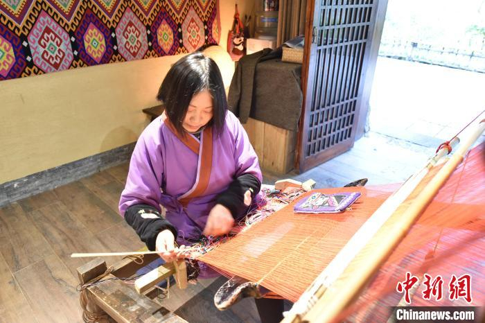 图为传承人左翠平织锦西兰卡普。　陈碧生 摄